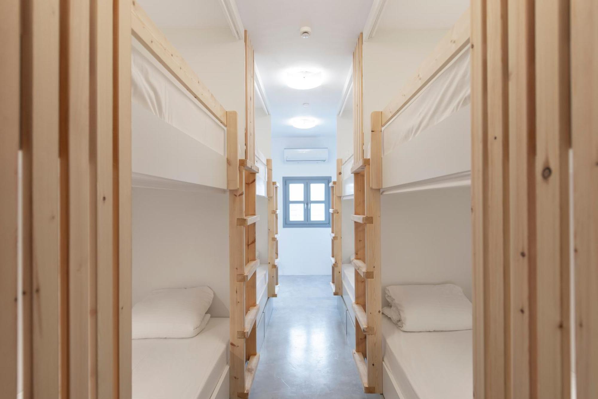 Bedspot Hostel Fira  Eksteriør billede