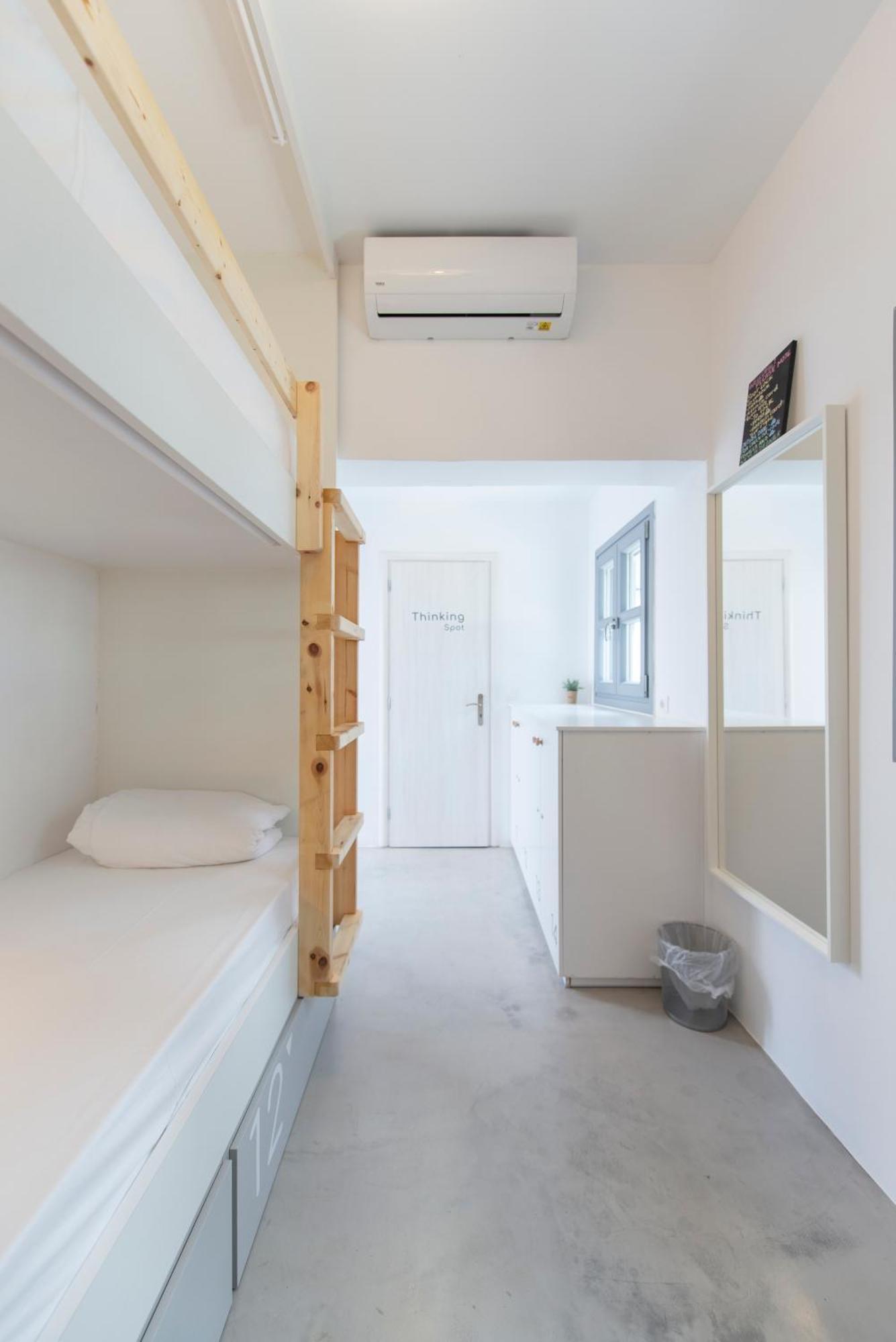 Bedspot Hostel Fira  Eksteriør billede