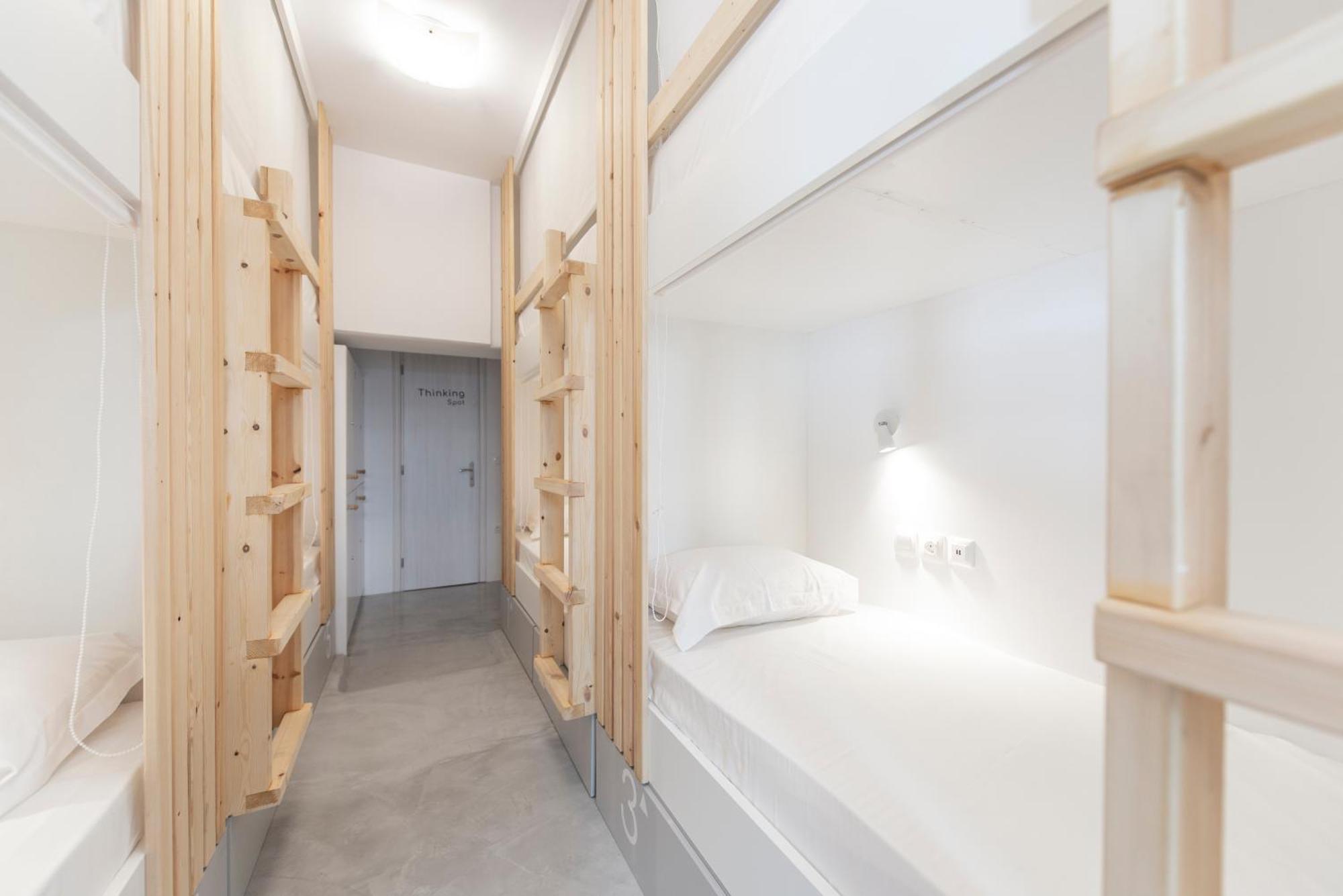 Bedspot Hostel Fira  Eksteriør billede