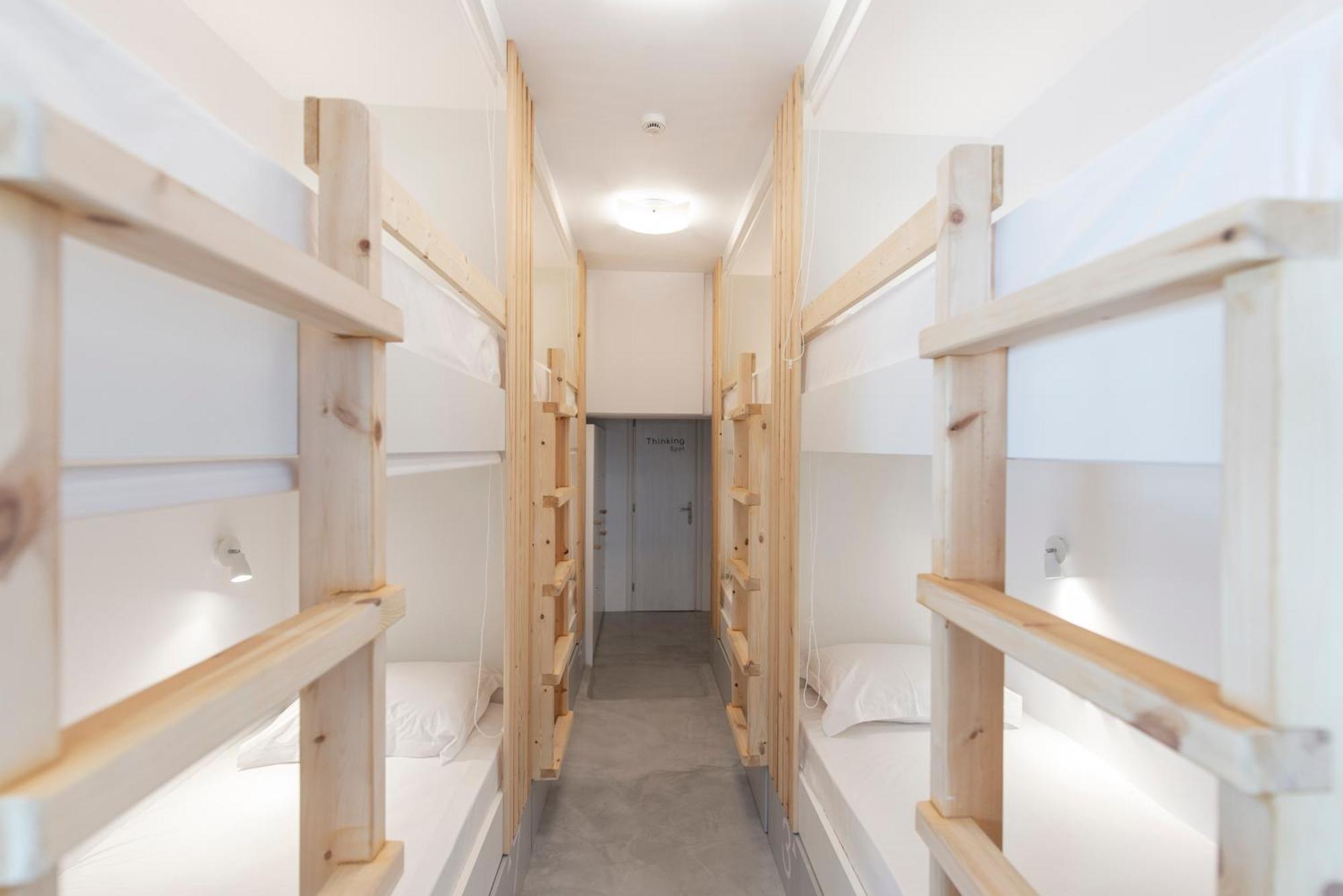 Bedspot Hostel Fira  Eksteriør billede